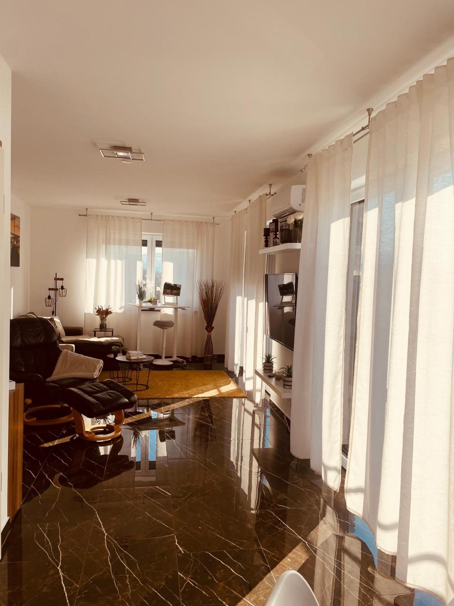 Ferienwohnung-Weinstadt Esterno foto